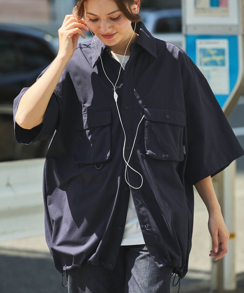 THE CRAFT CREW PRODUCTS（ザクラフトクループロダクツ）の「テックファブリック ドローコード ビッグシルエット 半袖サファリシャツ / 接触冷感・吸水速乾【THE CRAFT CREW PRODUCTS】（シャツ/ブラウス・メンズ・チャコール/ネイビー/モカ/グレー系/ネイビー系/グレー/ブラック・M/S/L）」の6枚目の写真