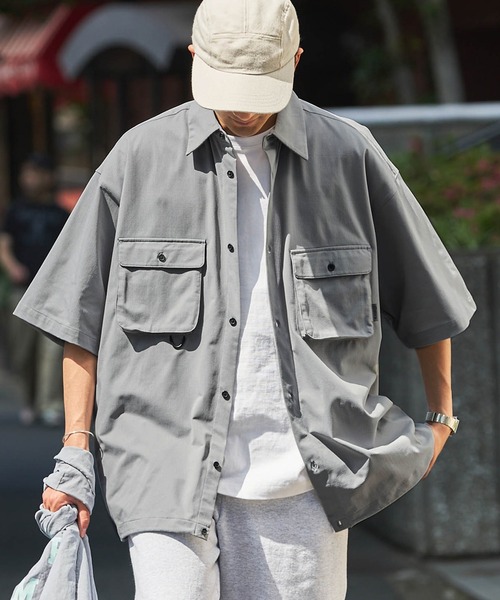 THE CRAFT CREW PRODUCTS（ザクラフトクループロダクツ）の「テックファブリック ドローコード ビッグシルエット 半袖サファリシャツ / 接触冷感・吸水速乾【THE CRAFT CREW PRODUCTS】（シャツ/ブラウス・メンズ・チャコール/ネイビー/モカ/グレー系/ネイビー系/グレー/ブラック・M/S/L）」の3枚目の写真