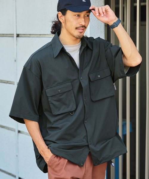 THE CRAFT CREW PRODUCTS（ザクラフトクループロダクツ）の「テックファブリック ドローコード ビッグシルエット 半袖サファリシャツ / 接触冷感・吸水速乾【THE CRAFT CREW PRODUCTS】（シャツ/ブラウス・メンズ・チャコール/ネイビー/モカ/グレー系/ネイビー系/グレー/ブラック・M/S/L）」の4枚目の写真