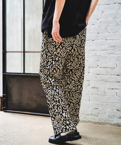 417 EDIFICE(フォーワンセブンエディフィス)の「”アメーバカモ ”イージーパンツ(その他パンツ・メンズ・ホワイト/ブラック/レッド・MEDIUM/LARGE)」の1枚目の写真