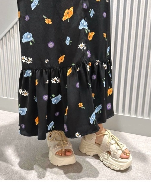 R&E(アールアンドイー)の「【R&E】レースアップスニーカーソールサンダル(サンダル・レディース・ベージュ/ブラック/アイボリー・S/M/L/LL)」の4枚目の写真