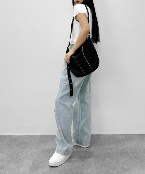 LVEU.（ラブユ.）の「【LVEU.】ジップラインハトメショルダーバッグ / バッグ かばん 鞄 ショルダー ハトメ ジップ ラウンド 通学 ブラック（ショルダーバッグ・レディース・ブラック・FREE）」の3枚目の写真