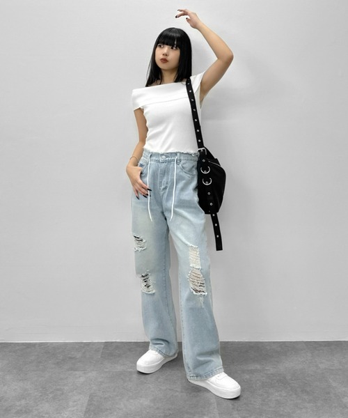 LVEU.（ラブユ.）の「【LVEU.】ジップラインハトメショルダーバッグ / バッグ かばん 鞄 ショルダー ハトメ ジップ ラウンド 通学 ブラック（ショルダーバッグ・レディース・ブラック・FREE）」の2枚目の写真