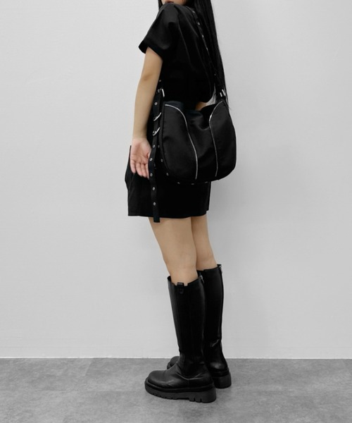 LVEU.（ラブユ.）の「【LVEU.】ジップラインハトメショルダーバッグ / バッグ かばん 鞄 ショルダー ハトメ ジップ ラウンド 通学 ブラック（ショルダーバッグ・レディース・ブラック・FREE）」の7枚目の写真