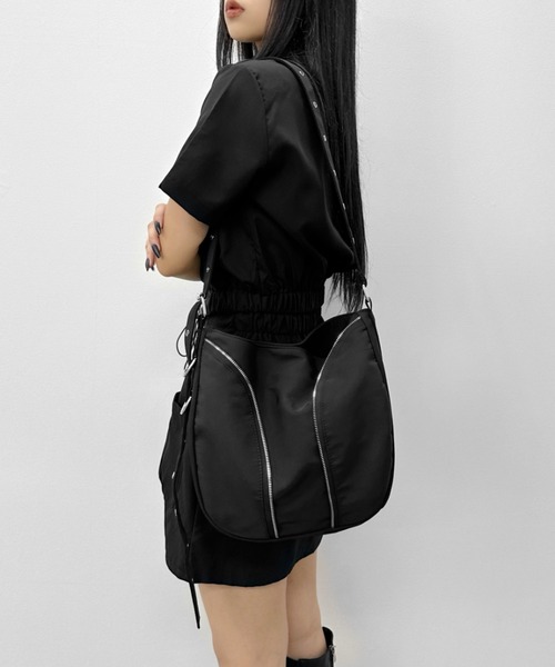 LVEU.（ラブユ.）の「【LVEU.】ジップラインハトメショルダーバッグ / バッグ かばん 鞄 ショルダー ハトメ ジップ ラウンド 通学 ブラック（ショルダーバッグ・レディース・ブラック・FREE）」の18枚目の写真