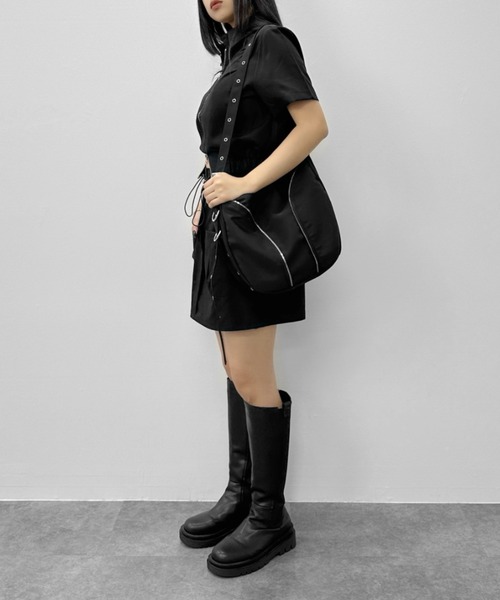 LVEU.（ラブユ.）の「【LVEU.】ジップラインハトメショルダーバッグ / バッグ かばん 鞄 ショルダー ハトメ ジップ ラウンド 通学 ブラック（ショルダーバッグ・レディース・ブラック・FREE）」の5枚目の写真