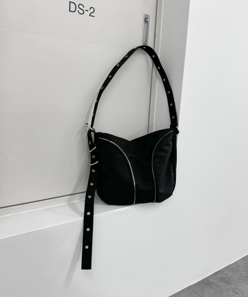 LVEU.（ラブユ.）の「【LVEU.】ジップラインハトメショルダーバッグ / バッグ かばん 鞄 ショルダー ハトメ ジップ ラウンド 通学 ブラック（ショルダーバッグ・レディース・ブラック・FREE）」の17枚目の写真