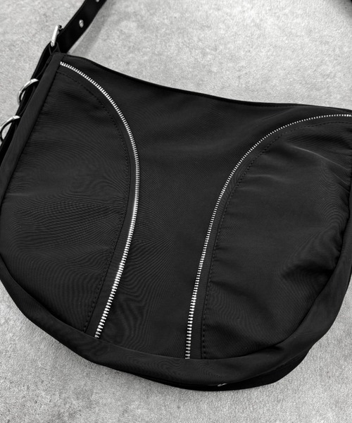 LVEU.（ラブユ.）の「【LVEU.】ジップラインハトメショルダーバッグ / バッグ かばん 鞄 ショルダー ハトメ ジップ ラウンド 通学 ブラック（ショルダーバッグ・レディース・ブラック・FREE）」の16枚目の写真