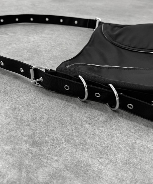 LVEU.（ラブユ.）の「【LVEU.】ジップラインハトメショルダーバッグ / バッグ かばん 鞄 ショルダー ハトメ ジップ ラウンド 通学 ブラック（ショルダーバッグ・レディース・ブラック・FREE）」の15枚目の写真