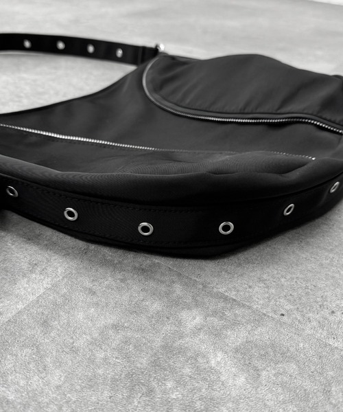 LVEU.（ラブユ.）の「【LVEU.】ジップラインハトメショルダーバッグ / バッグ かばん 鞄 ショルダー ハトメ ジップ ラウンド 通学 ブラック（ショルダーバッグ・レディース・ブラック・FREE）」の14枚目の写真