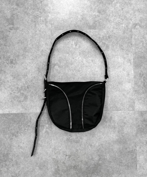 LVEU.（ラブユ.）の「【LVEU.】ジップラインハトメショルダーバッグ / バッグ かばん 鞄 ショルダー ハトメ ジップ ラウンド 通学 ブラック（ショルダーバッグ・レディース・ブラック・FREE）」の11枚目の写真