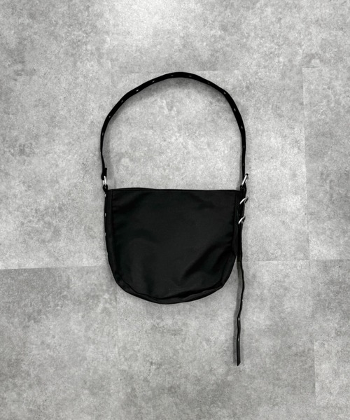 LVEU.（ラブユ.）の「【LVEU.】ジップラインハトメショルダーバッグ / バッグ かばん 鞄 ショルダー ハトメ ジップ ラウンド 通学 ブラック（ショルダーバッグ・レディース・ブラック・FREE）」の10枚目の写真