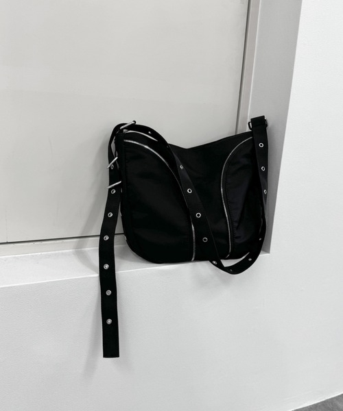 LVEU.（ラブユ.）の「【LVEU.】ジップラインハトメショルダーバッグ / バッグ かばん 鞄 ショルダー ハトメ ジップ ラウンド 通学 ブラック（ショルダーバッグ・レディース・ブラック・FREE）」の9枚目の写真