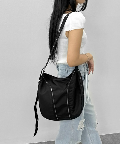 LVEU.（ラブユ.）の「【LVEU.】ジップラインハトメショルダーバッグ / バッグ かばん 鞄 ショルダー ハトメ ジップ ラウンド 通学 ブラック（ショルダーバッグ・レディース・ブラック・FREE）」の20枚目の写真