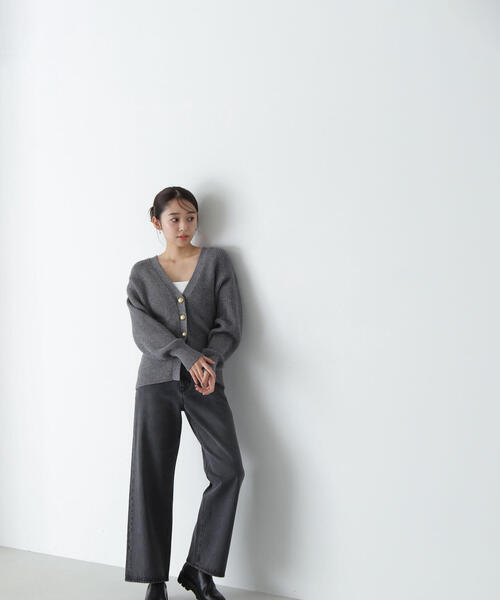 NATURAL BEAUTY BASIC(ナチュラルビューティーベーシック)の「◇ゴールドボタンフォルムニットカーディガン(カーディガン/ボレロ・レディース・ベージュ/ライトグリーン/グレー・FREE)」の4枚目の写真