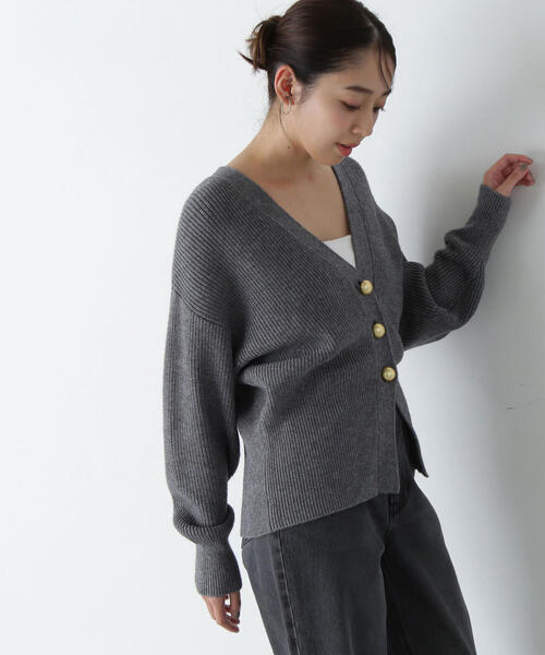 NATURAL BEAUTY BASIC(ナチュラルビューティーベーシック)の「◇ゴールドボタンフォルムニットカーディガン(カーディガン/ボレロ・レディース・ベージュ/ライトグリーン/グレー・FREE)」の5枚目の写真