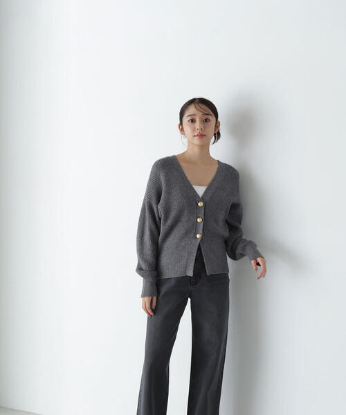 NATURAL BEAUTY BASIC(ナチュラルビューティーベーシック)の「◇ゴールドボタンフォルムニットカーディガン(カーディガン/ボレロ・レディース・ベージュ/ライトグリーン/グレー・FREE)」の7枚目の写真