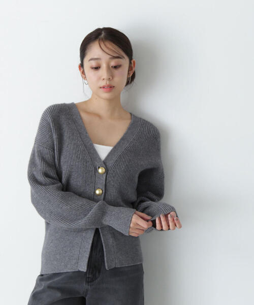 NATURAL BEAUTY BASIC(ナチュラルビューティーベーシック)の「◇ゴールドボタンフォルムニットカーディガン(カーディガン/ボレロ・レディース・ベージュ/ライトグリーン/グレー・FREE)」の8枚目の写真