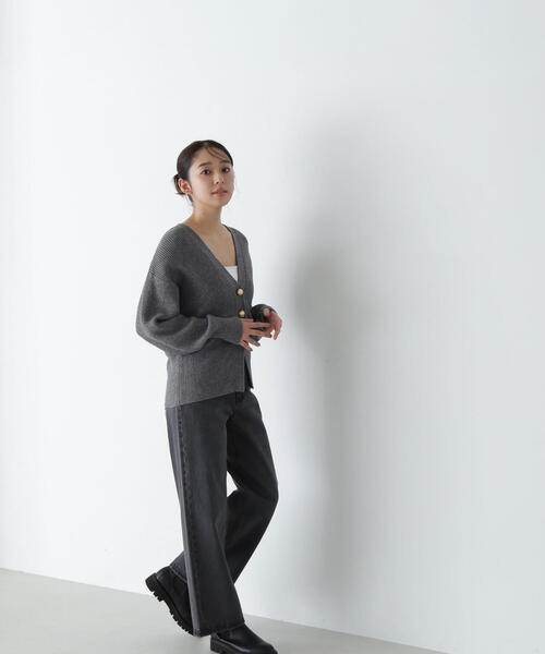 NATURAL BEAUTY BASIC(ナチュラルビューティーベーシック)の「◇ゴールドボタンフォルムニットカーディガン(カーディガン/ボレロ・レディース・ベージュ/ライトグリーン/グレー・FREE)」の9枚目の写真