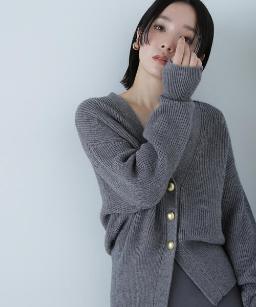 NATURAL BEAUTY BASIC(ナチュラルビューティーベーシック)の「◇ゴールドボタンフォルムニットカーディガン(カーディガン/ボレロ・レディース・ベージュ/ライトグリーン/グレー・FREE)」の10枚目の写真