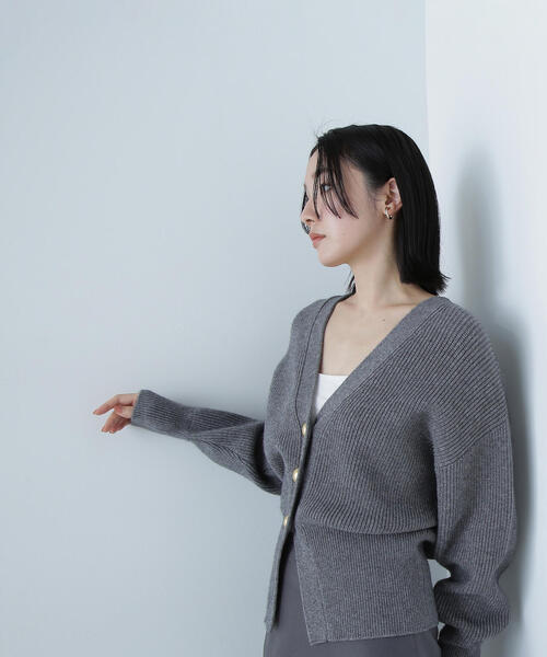 NATURAL BEAUTY BASIC(ナチュラルビューティーベーシック)の「◇ゴールドボタンフォルムニットカーディガン(カーディガン/ボレロ・レディース・ベージュ/ライトグリーン/グレー・FREE)」の11枚目の写真