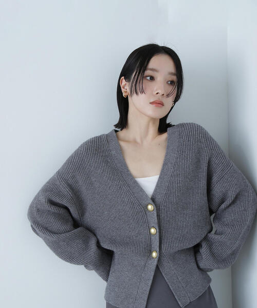 NATURAL BEAUTY BASIC(ナチュラルビューティーベーシック)の「◇ゴールドボタンフォルムニットカーディガン(カーディガン/ボレロ・レディース・ベージュ/ライトグリーン/グレー・FREE)」の13枚目の写真