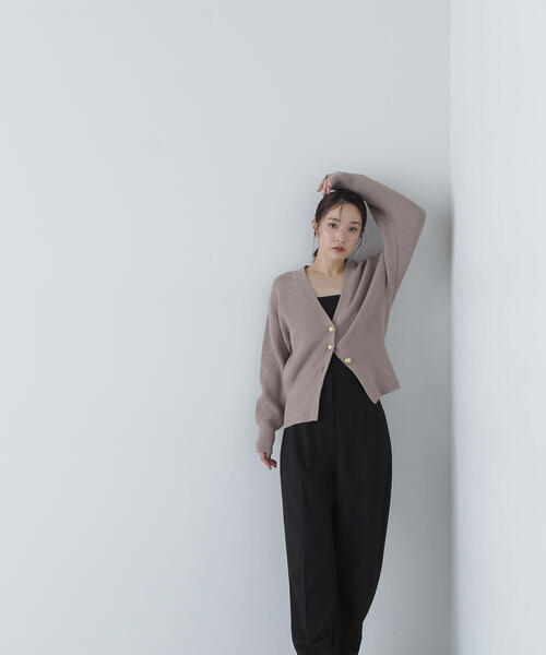 NATURAL BEAUTY BASIC(ナチュラルビューティーベーシック)の「◇ゴールドボタンフォルムニットカーディガン(カーディガン/ボレロ・レディース・ベージュ/ライトグリーン/グレー・FREE)」の19枚目の写真