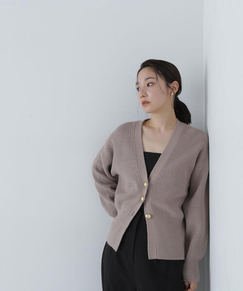 NATURAL BEAUTY BASIC(ナチュラルビューティーベーシック)の「◇ゴールドボタンフォルムニットカーディガン(カーディガン/ボレロ・レディース・ベージュ/ライトグリーン/グレー・FREE)」の20枚目の写真