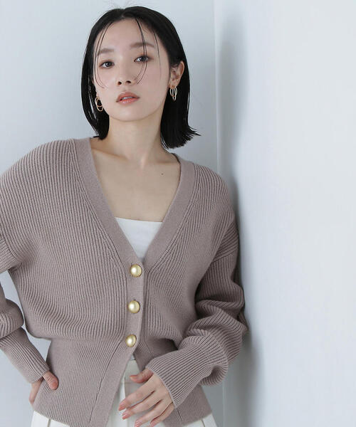 NATURAL BEAUTY BASIC(ナチュラルビューティーベーシック)の「◇ゴールドボタンフォルムニットカーディガン(カーディガン/ボレロ・レディース・ベージュ/ライトグリーン/グレー・FREE)」の21枚目の写真