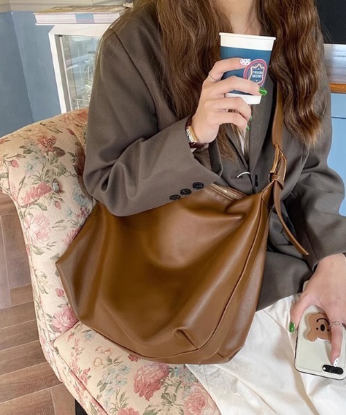 COCOMOMO(ココモモ)の「フェイクレザー ショルダーバッグ ファスナー付き(ショルダーバッグ・レディース・ブラウン/ダークブラウン/ブラック・FREE)」の6枚目の写真