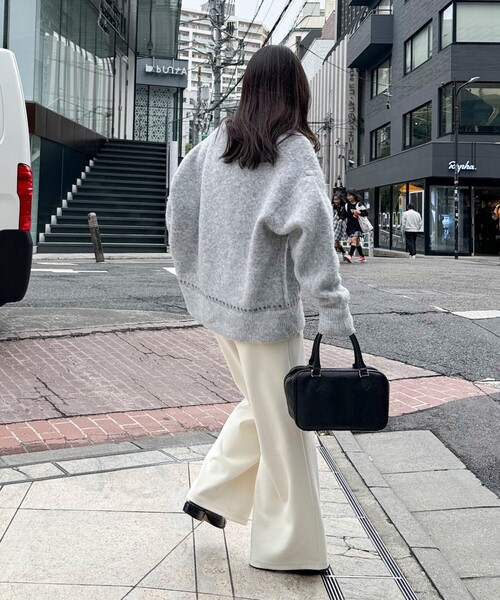 fredy emue（フレディエミュ）の「ふわふわ配色ミディ丈カーディガン（カーディガン/ボレロ・レディース・サックスブルー/アイボリー/グレー・38）」の14枚目の写真