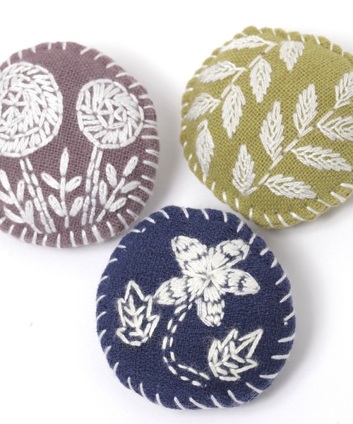 studio CLIP（スタディオクリップ）の「刺し子ブローチ（ブローチ/コサージュ・レディース・グリーン/ベージュ/ネイビー・FREE）」の5枚目の写真