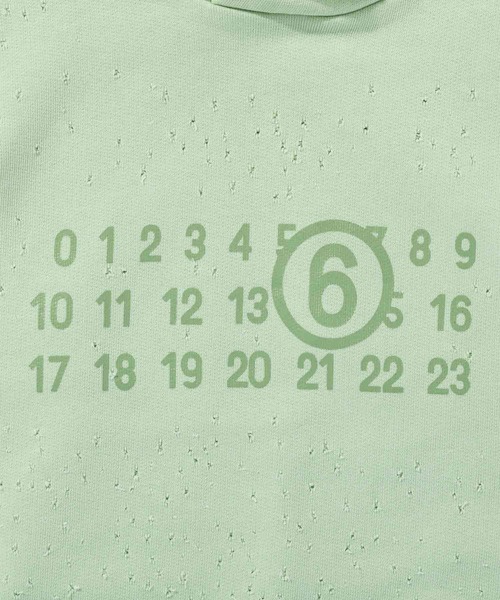 MM6 Maison Margiela（ｴﾑｴﾑｼｯｸｽ ﾒｿﾞﾝ ﾏﾙｼﾞｪﾗ）の「MM6 Maison Margiela(エムエムシックス メゾン マルジェラ)Kids & Junior ブランドロゴフーディーパーカープルオーバー（スウェット・キッズ・ライトグリーン/ブラック・16Y/14Y/12Y）」の9枚目の写真