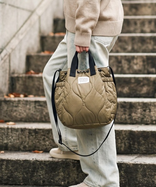 FREDRIK PACKERS(フレドリックパッカーズ)の「『FREDRIK PACKERS』 70D BLOOM SHOULDER QUILTING(ショルダーバッグ・レディース・ブラック/ダークベージュ・FREE)」の2枚目の写真