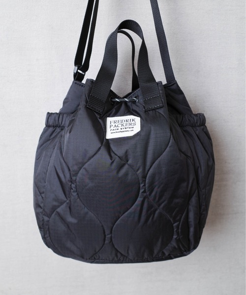 FREDRIK PACKERS(フレドリックパッカーズ)の「『FREDRIK PACKERS』 70D BLOOM SHOULDER QUILTING(ショルダーバッグ・レディース・ブラック/ダークベージュ・FREE)」の3枚目の写真