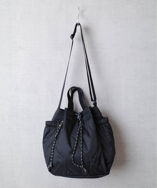FREDRIK PACKERS(フレドリックパッカーズ)の「『FREDRIK PACKERS』 70D BLOOM SHOULDER QUILTING(ショルダーバッグ・レディース・ブラック/ダークベージュ・FREE)」の5枚目の写真