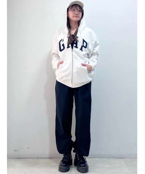 GAP（ギャップ）の「リラックス GAPロゴ ジップアップパーカー(ユニセックス)（パーカー・メンズ・ホワイト系その他/イエロー/レッド/ベージュ/レッド系その他/グリーン/ブラウン/グリーン系その他/ワイン/ベージュ系その他・S/XS/XL/L/M）」の15枚目の写真