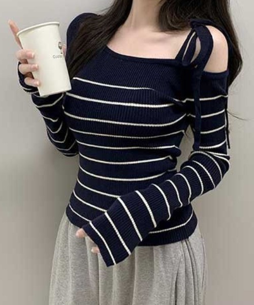 Achic(アシック)の「リボンワンオフショルボーダーニット(ニット/セーター・レディース・ネイビー/アイボリー/ブルー・M)」の2枚目の写真