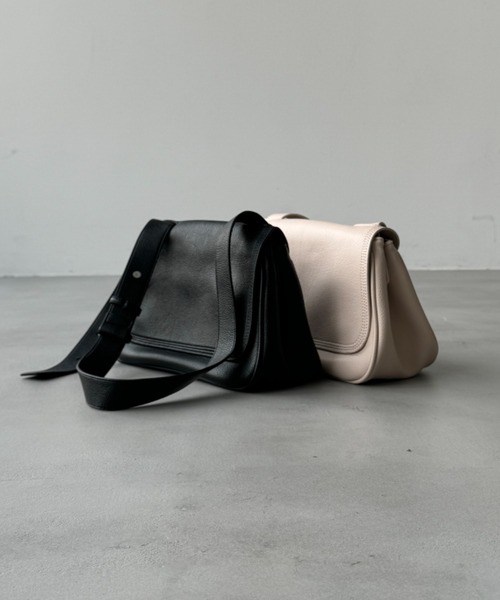 DFFUR.（ディフル）の「エコレザー2WAYショルダーバッグ（ショルダーバッグ・レディース・アイボリー/ブラック・FREE）」の2枚目の写真