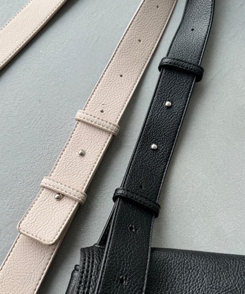 DFFUR.（ディフル）の「エコレザー2WAYショルダーバッグ（ショルダーバッグ・レディース・アイボリー/ブラック・FREE）」の4枚目の写真