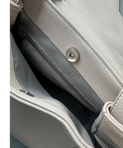 DFFUR.（ディフル）の「エコレザー2WAYショルダーバッグ（ショルダーバッグ・レディース・アイボリー/ブラック・FREE）」の6枚目の写真