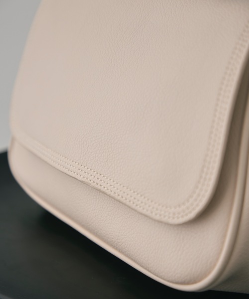 DFFUR.（ディフル）の「エコレザー2WAYショルダーバッグ（ショルダーバッグ・レディース・アイボリー/ブラック・FREE）」の9枚目の写真