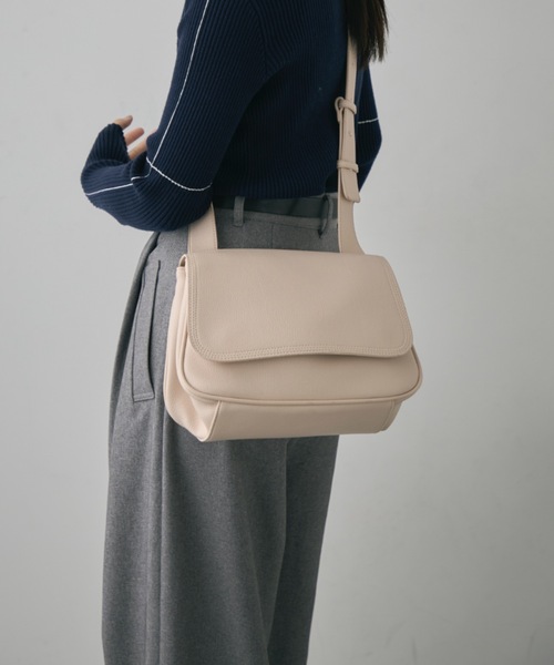 DFFUR.（ディフル）の「エコレザー2WAYショルダーバッグ（ショルダーバッグ・レディース・アイボリー/ブラック・FREE）」の11枚目の写真