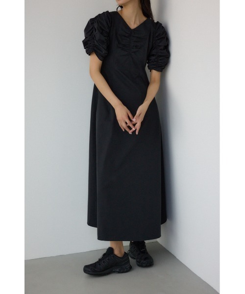 PLUS(プラス)の「【PLUS】ギャザースリーブフレアロングドレス 半袖 春服 夏服 パフスリーブ(ワンピース・レディース・ブラック/ライトベージュ・SMALL/MEDIUM)」の2枚目の写真