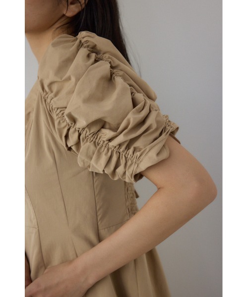 PLUS(プラス)の「【PLUS】ギャザースリーブフレアロングドレス 半袖 春服 夏服 パフスリーブ(ワンピース・レディース・ブラック/ライトベージュ・SMALL/MEDIUM)」の5枚目の写真