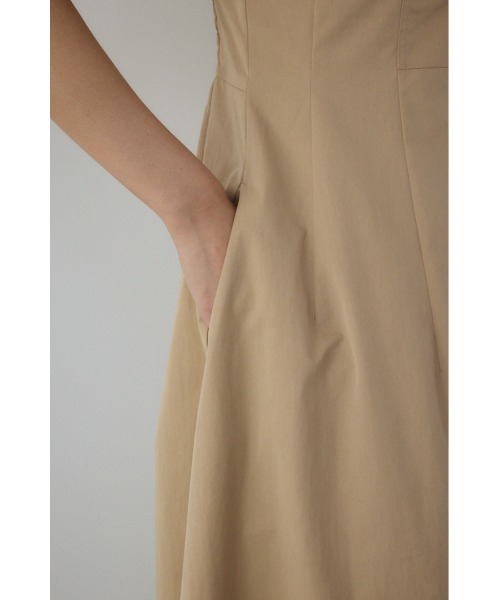 PLUS(プラス)の「【PLUS】ギャザースリーブフレアロングドレス 半袖 春服 夏服 パフスリーブ(ワンピース・レディース・ブラック/ライトベージュ・SMALL/MEDIUM)」の4枚目の写真