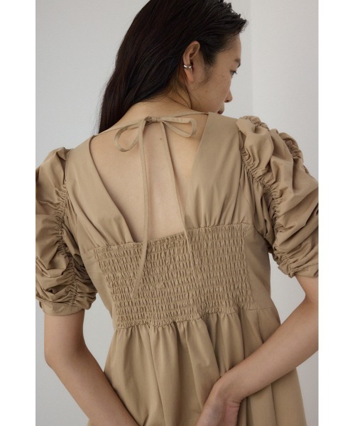 PLUS(プラス)の「【PLUS】ギャザースリーブフレアロングドレス 半袖 春服 夏服 パフスリーブ(ワンピース・レディース・ブラック/ライトベージュ・SMALL/MEDIUM)」の6枚目の写真