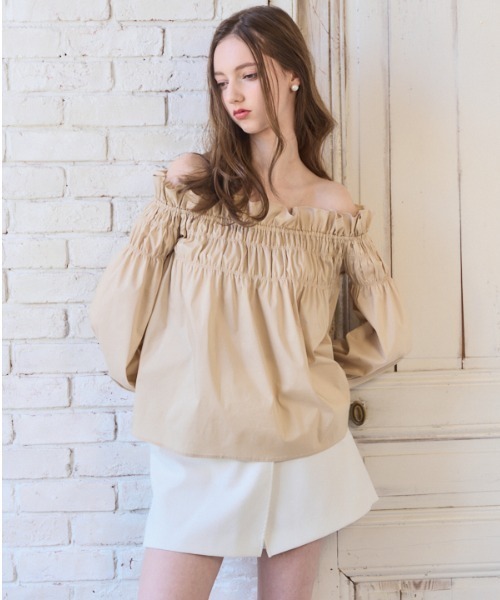 Meline M(メリンエム)の「Ruffled Ribbon Off-Shoulder Blouse ラッフルリボンオフショルダーブラウス(シャツ/ブラウス・レディース・ブラック/ベージュ・FREE)」の1枚目の写真
