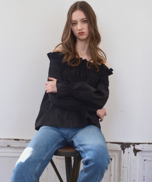 Meline M(メリンエム)の「Ruffled Ribbon Off-Shoulder Blouse ラッフルリボンオフショルダーブラウス(シャツ/ブラウス・レディース・ブラック/ベージュ・FREE)」の6枚目の写真