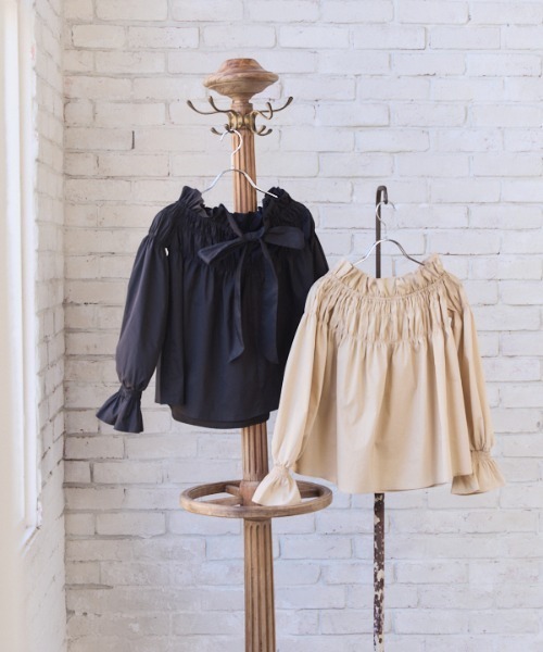 Meline M(メリンエム)の「Ruffled Ribbon Off-Shoulder Blouse ラッフルリボンオフショルダーブラウス(シャツ/ブラウス・レディース・ブラック/ベージュ・FREE)」の18枚目の写真